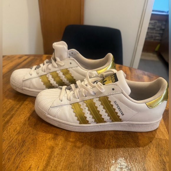 Adidas Superstar women’s sneakers w/ gold metallic stripes - Picture 1 of 8